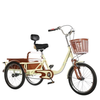 Пожилые люди крутят педали на трехколесных велосипедах с приводом от взрослого человека для отдыха, вождения, покупок и перевозки пожилых людей